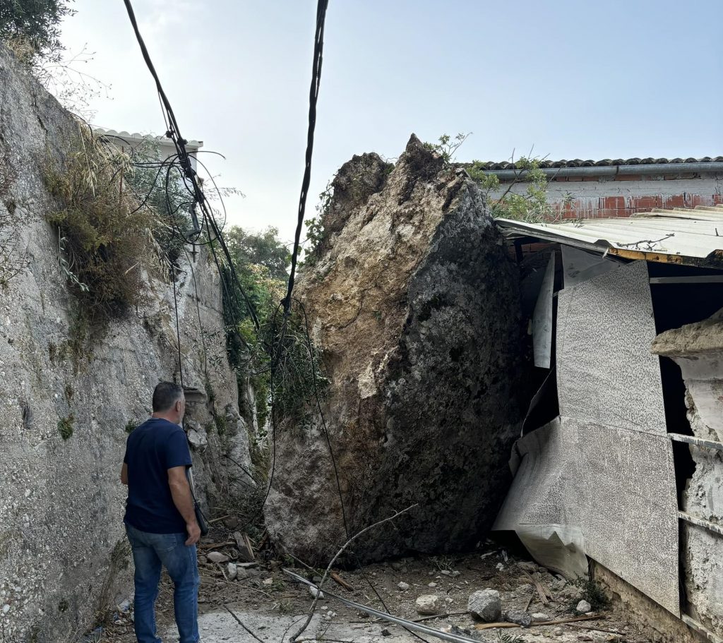 Κέρκυρα: Μεγάλος βράχος έπεσε στον κεντρικό δρόμο στην Άνω Γαρούνα – Ζημιές στα δίκτυα ρεύματος και ύδρευσης