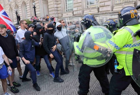 Συναγερμός στη Βρετανία: Σε επιφυλακή ισχυρές αστυνομικές δυνάμεις για αντιμεταναστευτικές διαδηλώσεις και τη νύχτα