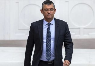 Τουρκία: Με κάταγμα στο πόδι ο αρχηγός της αξιωματικής αντιπολίτευσης Οζγκιούρ Οζέλ