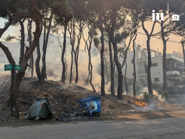 Φωτιά στην Αττική: Καίγονται σπίτια, ανεξέλεγκτη η πύρινη λαίλαπα – Εκκενώνεται ο Διόνυσος προς Κηφισιά