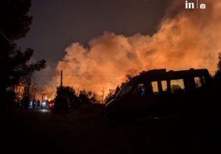 Φωτιά στην Αττική: Νεκρή γυναίκα στο Πάτημα Χαλανδρίου – Μάχη με ενεργές εστίες σε Πεντέλη και Μαραθώνα, καμένα σπίτια και επιχειρήσεις