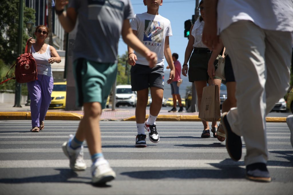 Υπερτουρισμός: Τι φοβούνται οι Έλληνες – Στα αρνητικά η λειψυδρία και η ακρίβεια στα αγαθά και τα ενοίκια