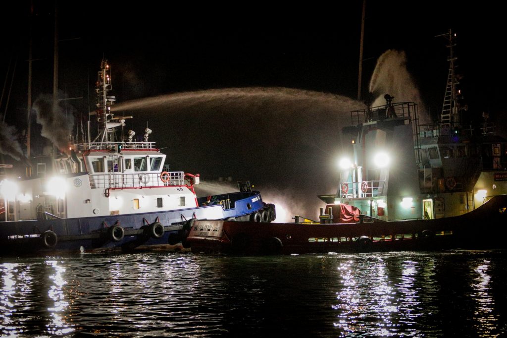 Μαρίνα Ζέας: Βυθίστηκαν τα τρία σκάφη που τυλίχθηκαν στις φλόγες – Εκτεταμένες ζημιές σε ένα ακόμη