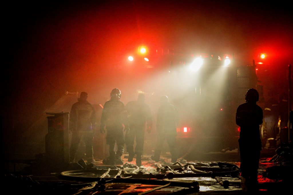 Μαρίνα Ζέας: Φωτιά σε τρία σκάφη – Επιχείρηση απεγκλωβισμού 10 ατόμων, στο νοσοκομείο ένας πυροσβέστης