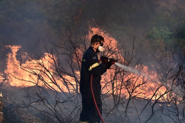 Φωτιά στην Αττική: Ανεξέλεγκτο το πύρινο μέτωπο