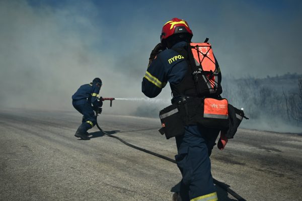 Φωτιά στην Αττική: Ανεξέλεγκτο το πύρινο μέτωπο