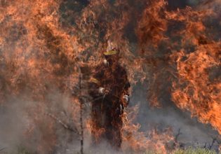 Φωτιά στην Αττική: Κάηκαν δυο πυροσβεστικά στο Νέο Βουτζά, με εγκαύματα ένας πυροσβέστης