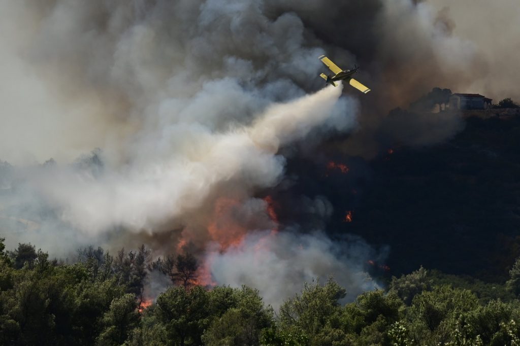 Φωτιά στα Καλύβια στην περιοχή Προφάρτα – Επιχειρούν και εναέρια μέσα