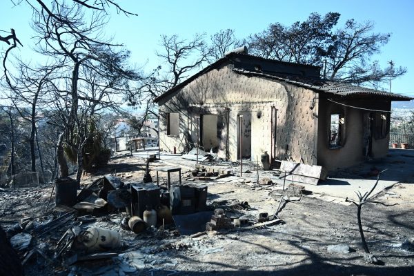 Φωτιά στην Αττική: Μάχη με αναζωπυρώσεις και διάσπαρτες εστίες