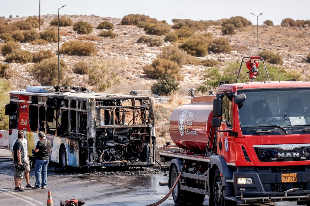 Λεωφόρος Ποσειδώνος: Καταστράφηκε το λεωφορείο που πήρε φωτιά – Δείτε εικόνες