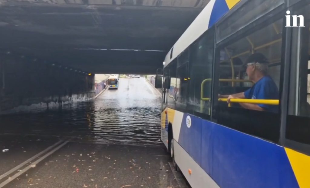 Κακοκαιρία: Προβλήματα από τη νεροποντή στην Αττική – Πλημμύρισε η υπόγεια της Δαβάκη στην Καλλιθέα