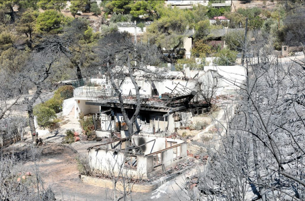 Φωτιά στην Αττική: Ολοκληρώνονται οι εργασίες επανηλεκτροδότησης στις πυρόπληκτες περιοχές, λέει ο ΔΕΔΔΗΕ