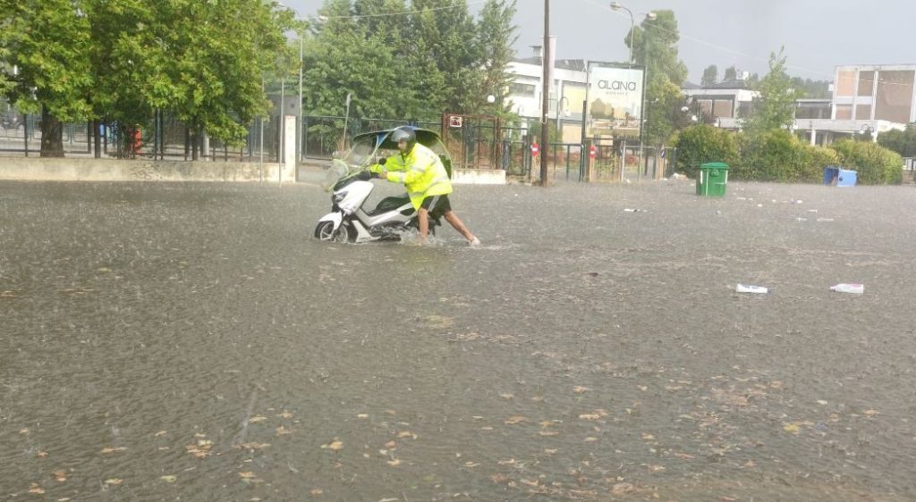 Κακοκαιρία: Πλημμύρες, φωτιές από κεραυνούς και πτώσεις δέντρων – Προειδοποιήσεις των μετεωρολόγων