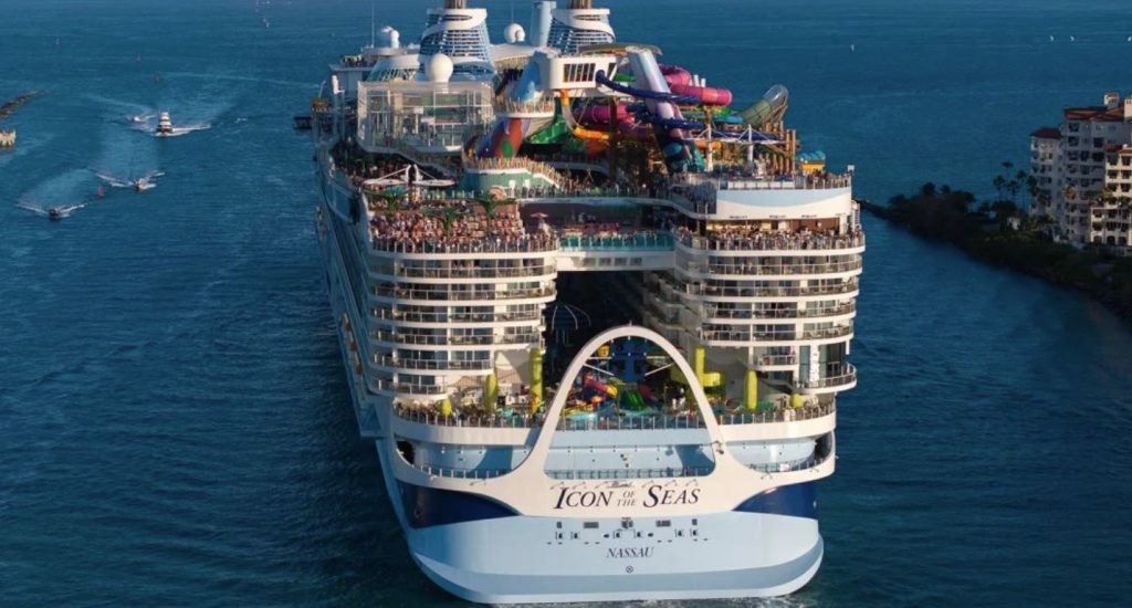 Icon of the seas: «Πώς στο διάολο επιπλέει» – Ειδικός εξηγεί πώς το μεγαλύτερο κρουαζιερόπλοιο στον κόσμο δεν βυθίζεται