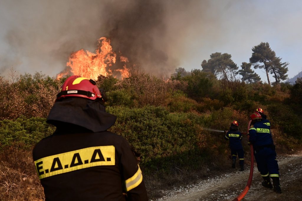 Φωτιά στην Αττική: Πύρινο μέτωπο 30 χιλιομέτρων – Σοκάρει ο χάρτης της NASA