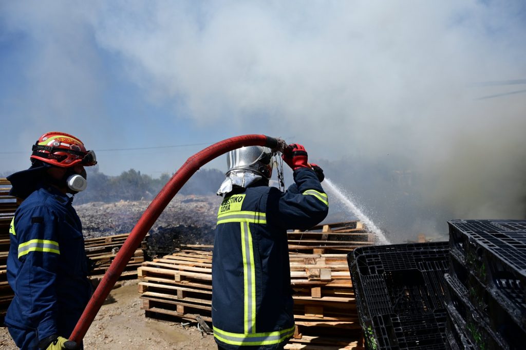 Φωτιά τώρα σε επιχείρηση με παλέτες στο Μενίδι – Σηκώθηκαν εναέρια μέσα