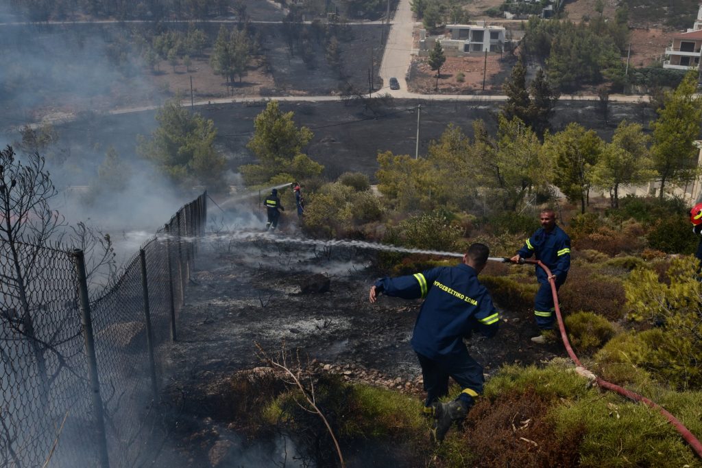 Φωτιά στην Αττική: Συγκλονιστικά πλάνα από ψηλά