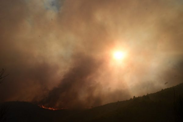 Φωτιά στην Αττική: Οδηγίες προστασίας από την έκθεση στον καπνό – Η μάσκα που πρέπει να φοράμε