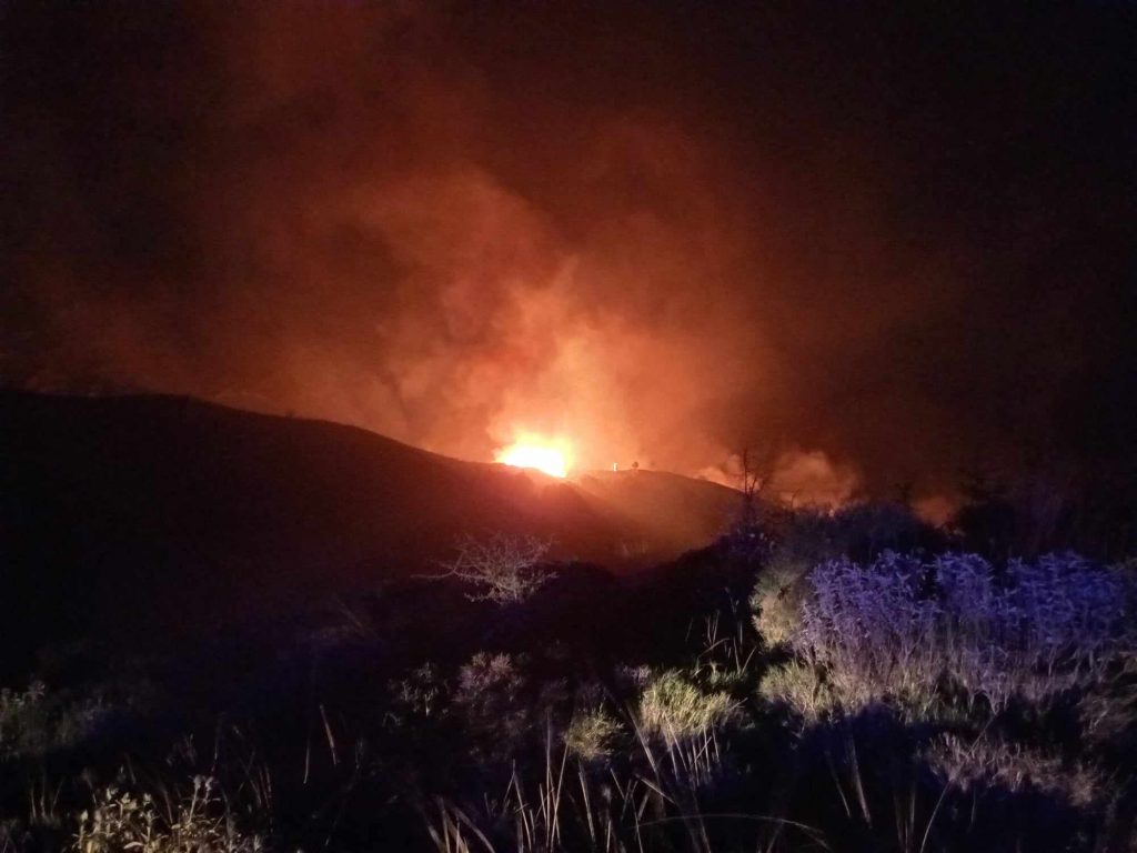 Διάσπαρτες εστίες στην πυρκαγιά στην Κρυόβρυση Πτολεμαΐδας – Καλύτερη εικόνα στο Λουτράκι Πέλλας