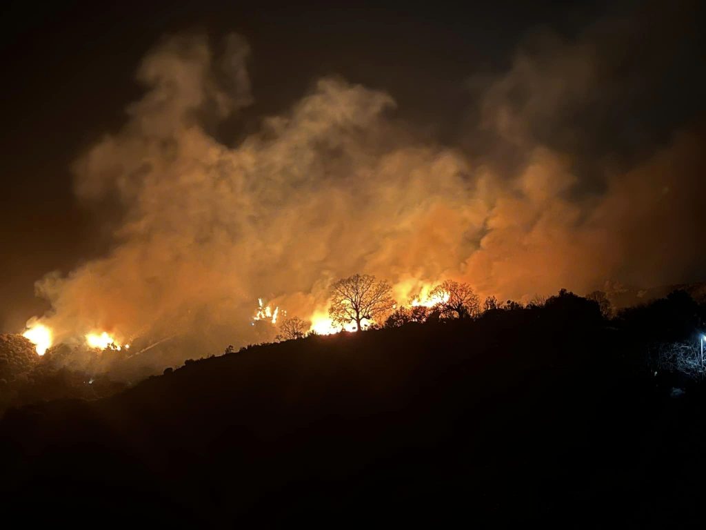 Φωτιά στο Ρέθυμνο: Δεύτερη νύχτα αγωνίας – Έφτασαν δασοκομάντος από Αθήνα – Εκκενώθηκαν οικισμοί