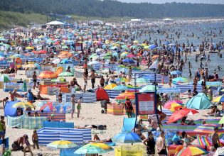 Διακοπές – Υπερτουρισμός: Τι μέτρα λαμβάνουν 7 δημοφιλείς προορισμοί για να ανακόψουν το «κύμα» τουριστών