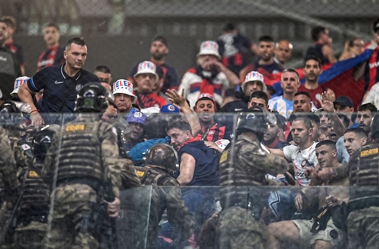 Χάος στο Copa Libertadores: Ξύλο και δακρυγόνα στο Ατλέτικο Μινέιρο – Σαν Λορέντσο