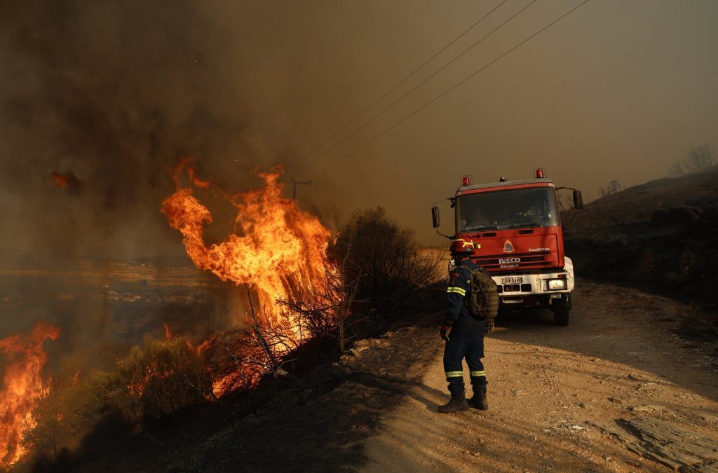 Φωτιά τώρα στην Περαία Θεσσαλονίκης: Καίει κοντά σε σπίτια