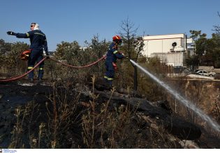 Φωτιά στον Ασπρόπυργο: Επιχειρούν επίγειες δυνάμεις της Πυροσβεστικής
