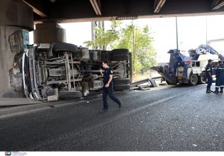 Τροχαίο στον Κηφισό: Ανετράπη νταλίκα – Στο «κόκκινο» η κίνηση