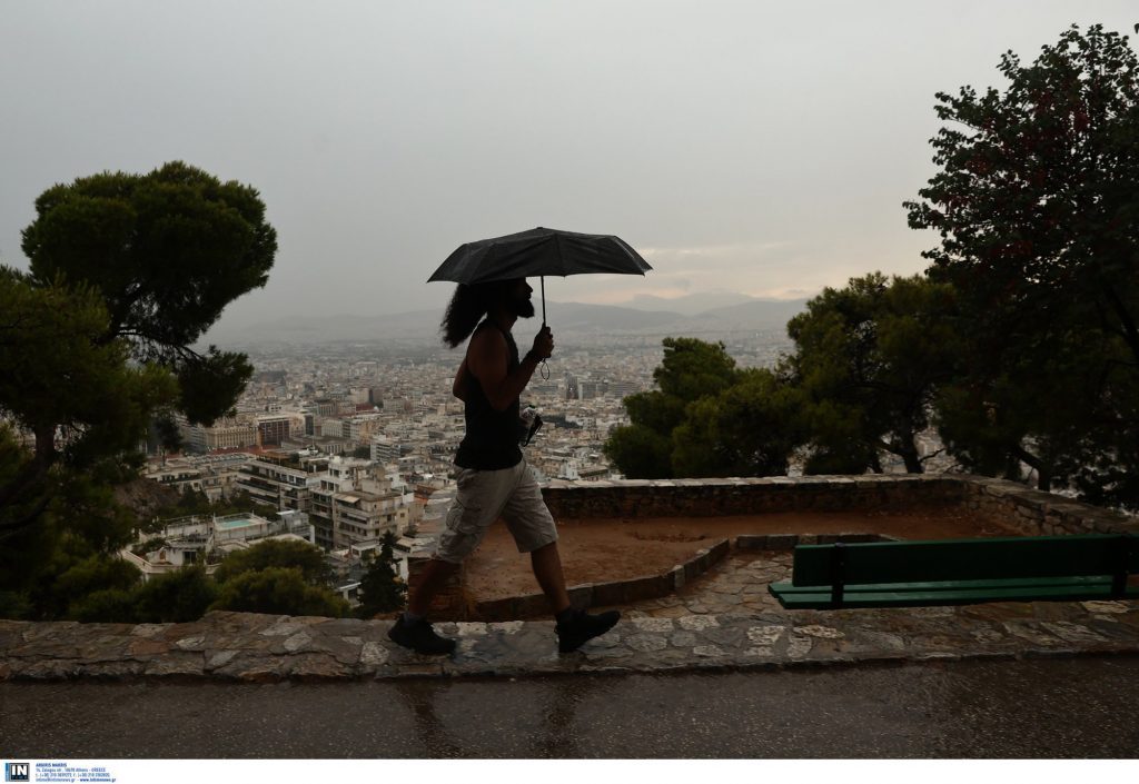 Καιρός: Αλλαγή σκηνικού με καταιγίδες και πτώση της θερμοκρασίας από αύριο