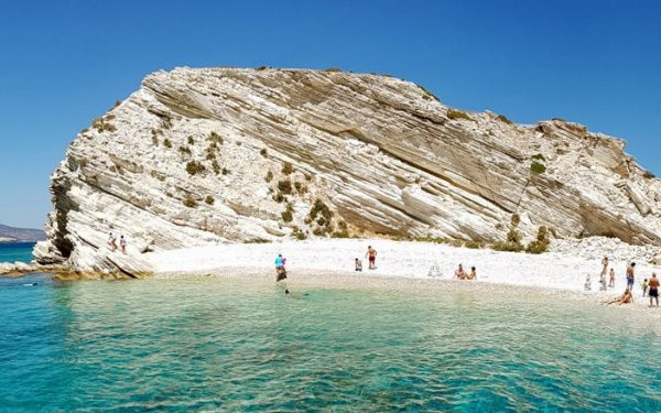 Many Greek Islands’ Occupancy Rates Near 100% in August, Car-Accessible Destinations Struggle