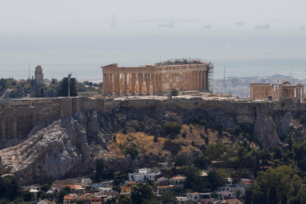 Oι Αθηναίοι απολαμβάνουν τους άδειους δρόμους της πόλης – Δείτε βίντεο από την «στοιχειωμένη» πρωτεύουσα