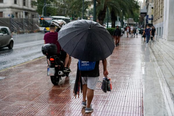 Καιρός: Με μποφόρ, βροχές και καταιγίδες η Τρίτη