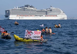 Ολλανδία: Ακτιβιστές δέθηκαν σε υδατοφράκτη – Εμπόδισαν κρουαζιερόπλοιο να φτάσει στο Άμστερνταμ