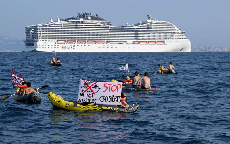 Ολλανδία: Ακτιβιστές δέθηκαν σε υδατοφράκτη – Εμπόδισαν κρουαζιερόπλοιο να φτάσει στο Άμστερνταμ