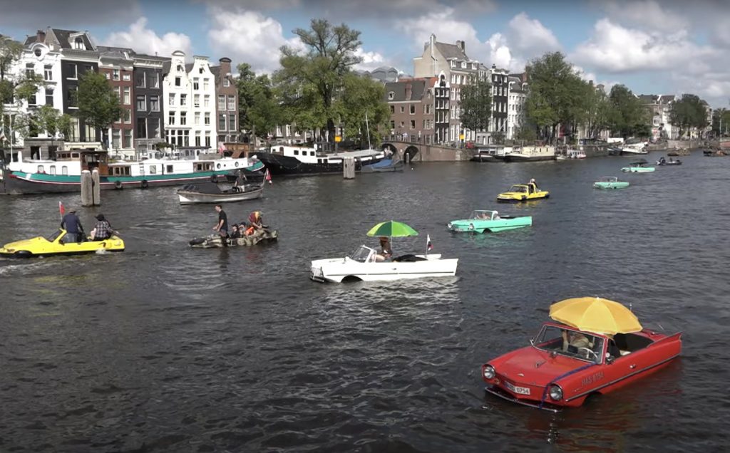 Ολλανδία – Αμφίβια αυτοκίνητα: Συλλεκτικά οχήματα «βολτάρουν» για τελευταία φορά στα κανάλια του Άμστερνταμ