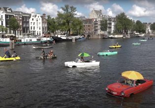 Μοναδικό θέαμα - Συλλεκτικά αμφίβια αυτοκίνητα «βολτάρουν» για τελευταία φορά στα κανάλια του Άμστερνταμ