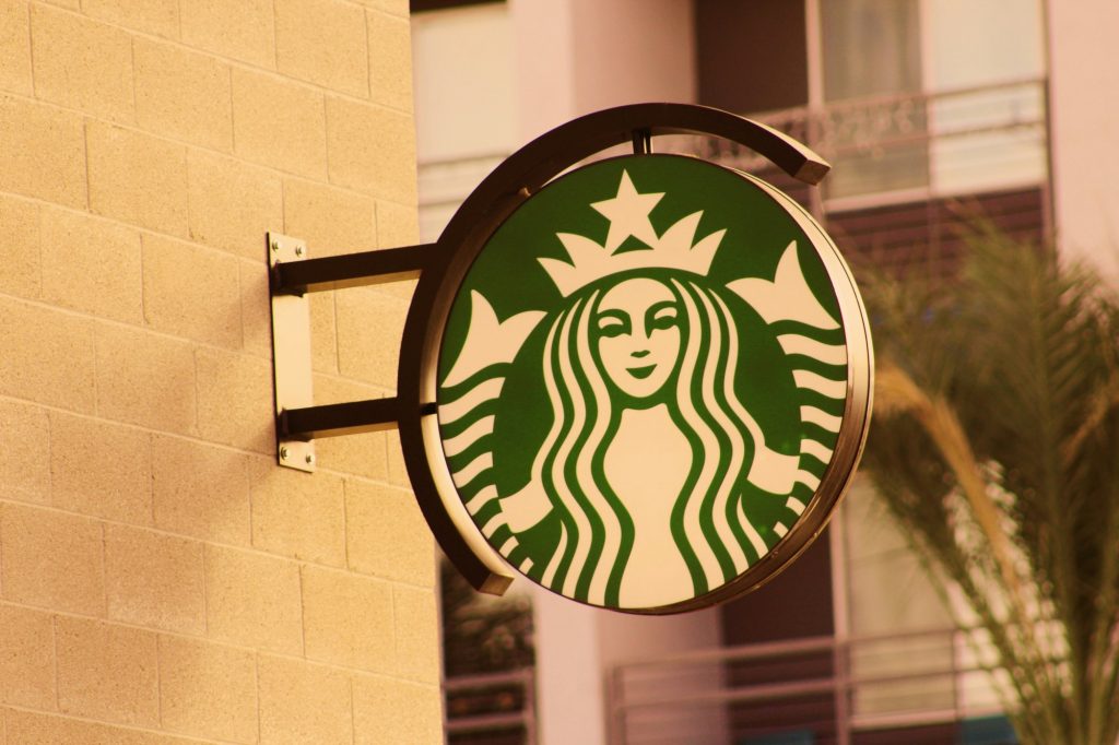 Starbucks: Αντιδράσεις για τον νέο CEO – Θα πηγαίνει στο γραφείο με ιδιωτικό αεροσκάφος