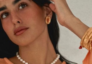 Η επιστροφή των button earrings από τη δεκαετία του ’80 φέρνει ρετρό αέρα στα look μας