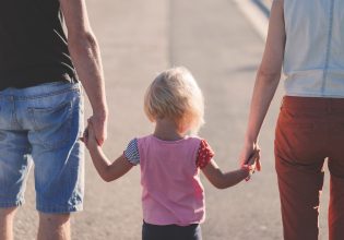 Συνταγογραφημένες διακοπές σε εξαντλημένους γονείς - Η ξεχωριστή πρωτοβουλία μίας ευρωπαϊκής χώρας 