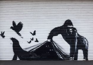 Banksy: Τελείωσε την σειρά stencil με ζώα στο Λονδίνο με τον καλύτερο τρόπο