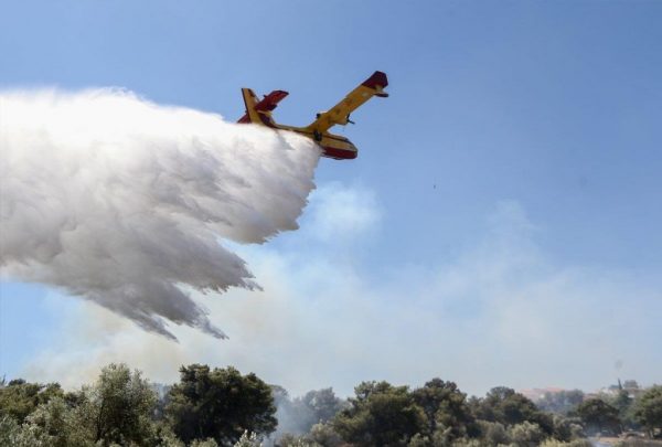 Φωτιά στην Άνω Επίδαυρο – Επιχειρούν 6 εναέρια μέσα