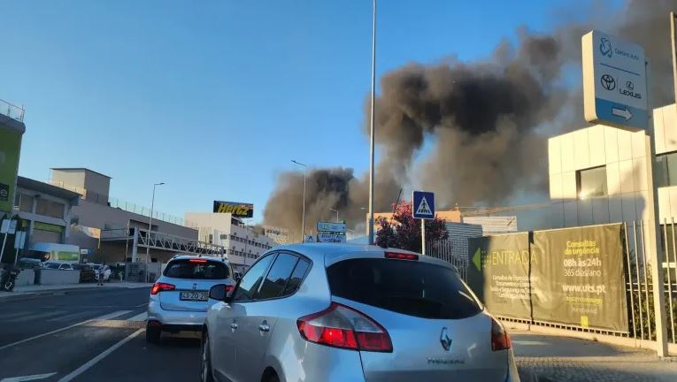 Πορτογαλία: Πυρκαγιά σε χώρο στάθμευσης ενοικίασης αυτοκινήτων στη Λισαβόνα