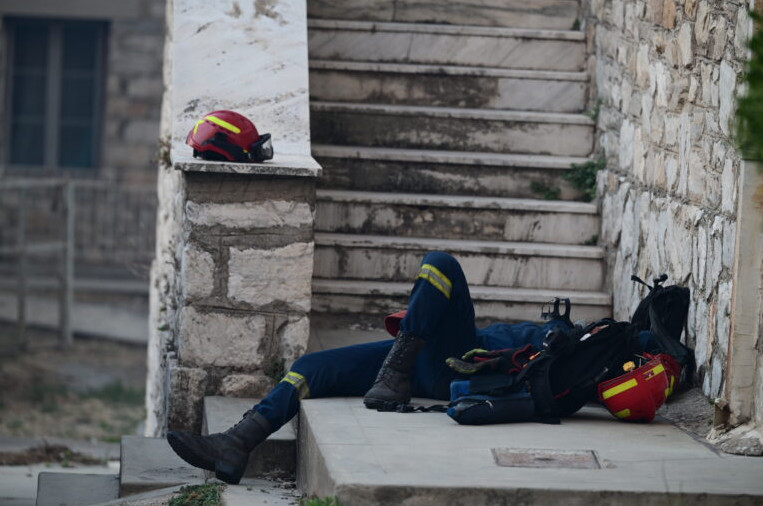 Φωτιά στην Αττική: Συνταρακτική φωτογραφία κατάκοπου πυροσβέστη μετά την ολονύχτια μάχη με τις φλόγες