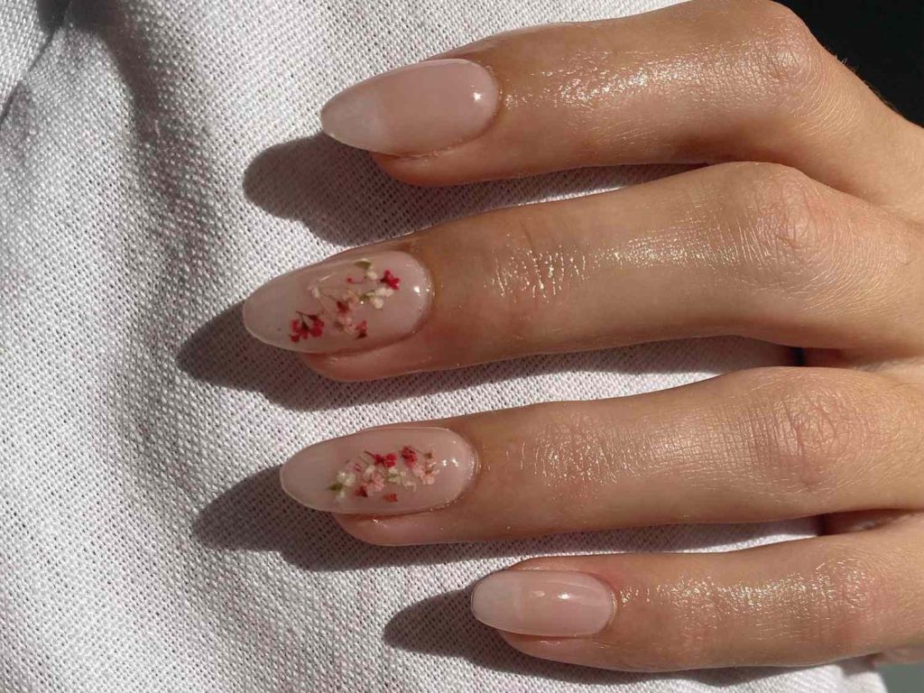 Flower nails: Η πιο χαριτωμένη τάση στα νύχια για να δοκιμάσετε το υπόλοιπο του καλοκαιριού