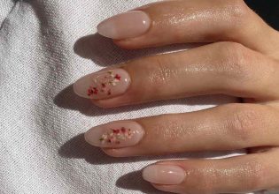 Flower nails: Η πιο χαριτωμένη τάση στα νύχια για να δοκιμάσετε το υπόλοιπο του καλοκαιριού