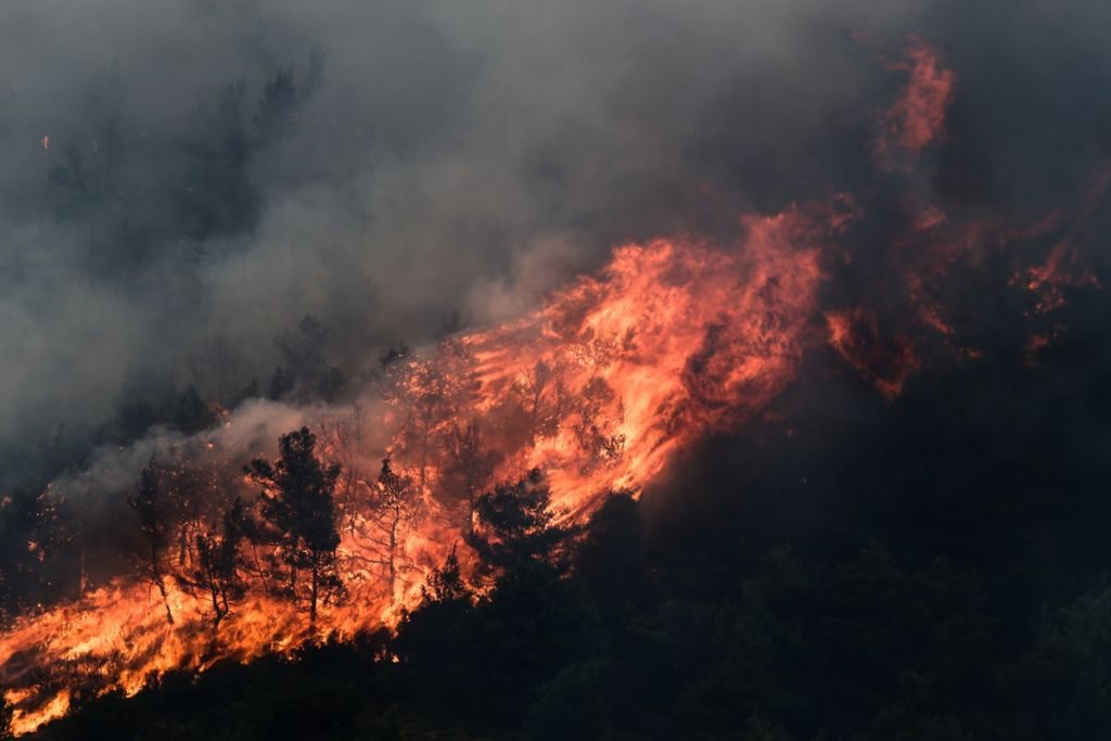 Φωτιά τώρα στην Τζια – Καίει σε δυσπρόσιτο σημείο