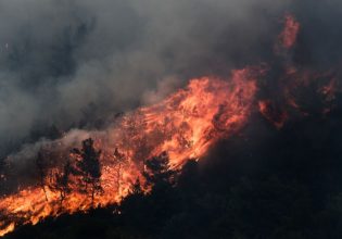 Φωτιά τώρα στην Τζια – Καίει σε δυσπρόσιτο σημείο