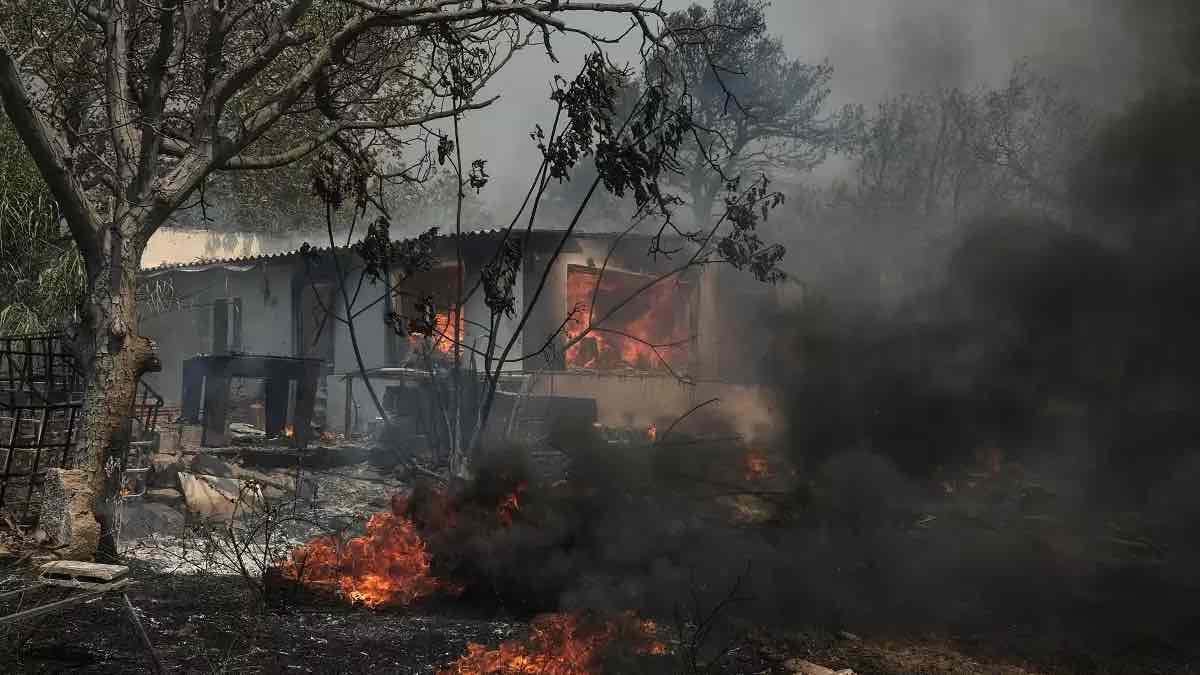 Πεντέλη: Ξεσπά η δήμαρχός – «Χωρίς αεροπλάνα και ελικόπτερα δεν σβήνουν οι φωτιές»