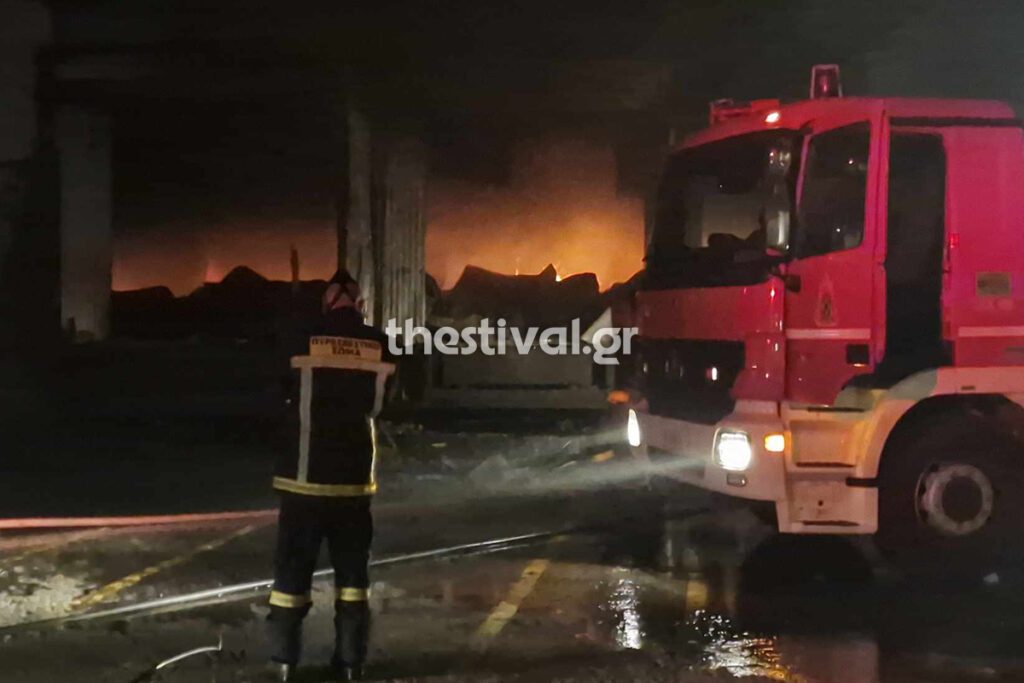 Φωτιά στη Θεσσαλονίκη: Πυρκαγιά ξέσπασε σε εργοστάσιο με αυγά